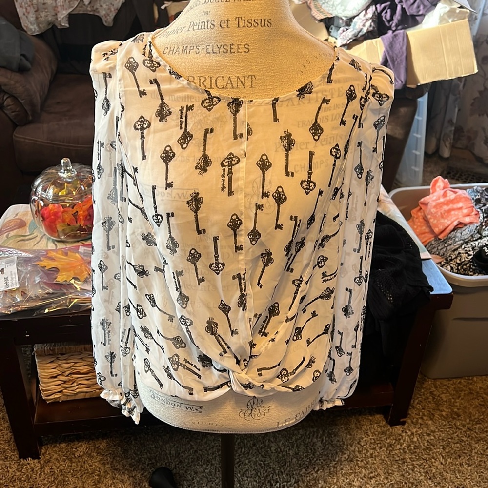 Super pretty & stylish vintage key print blouse by Love 21